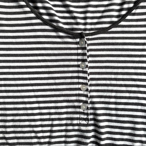 ✨3/$15✨ Old Navy Button Detail Striped Tshirt - Picture 4 of 4